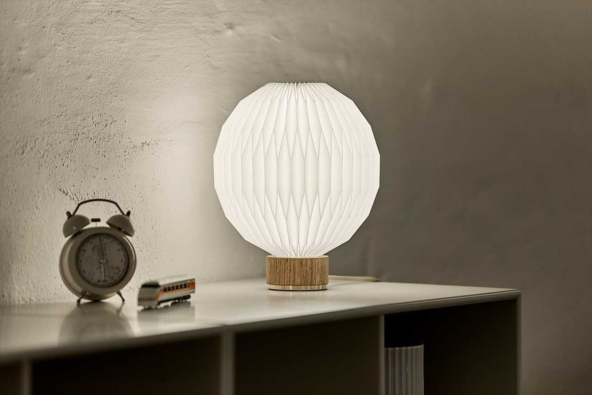 LE KLINT Modell 375 bordlampe i interiør