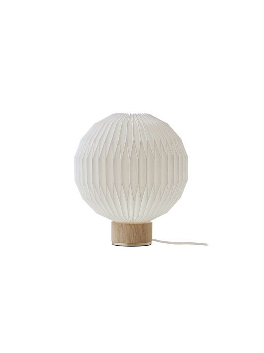 LE KLINT Modell 375 bordlampe – Small – Ø22 × H25 cm, Lys eik, Standard (plastfolie)