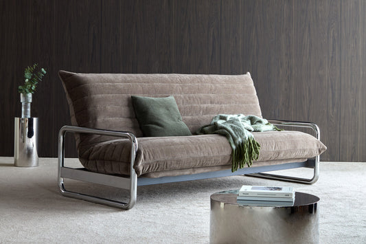 Innovation Living Lomira sovesofa med Quiltus-trekk i Esina Cedar Brown