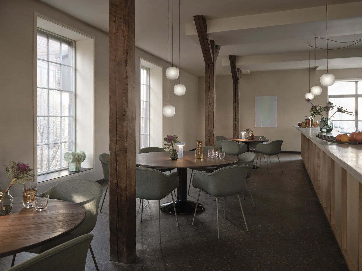 Muuto Fiber Conference konferansestol med rørunderstell. Velg tekstil