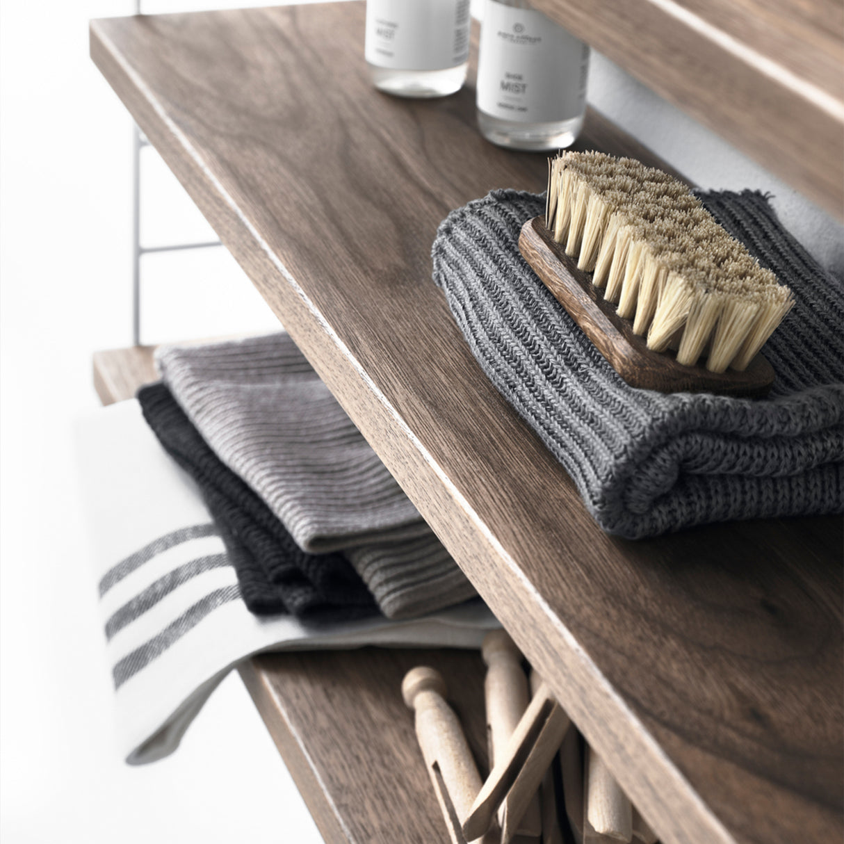 String hyllepakke 3.pk. 58 x 20 cm, valnøtt. Bestillingsvare.