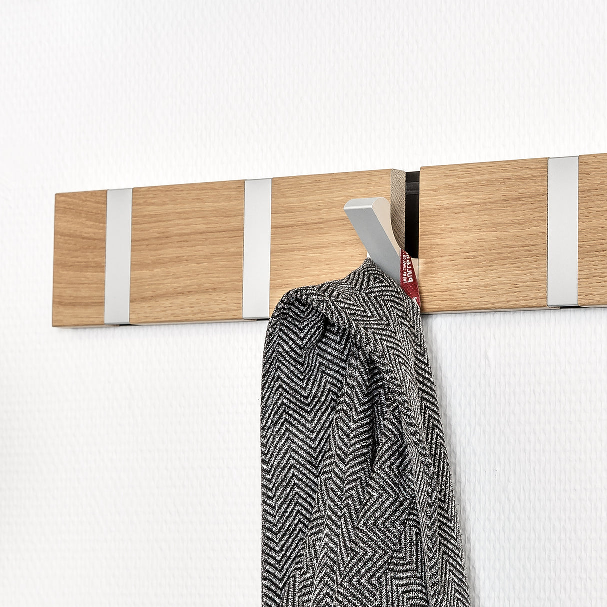 Loca Knax knaggrekke 4 i oljet eik med alu. knagger