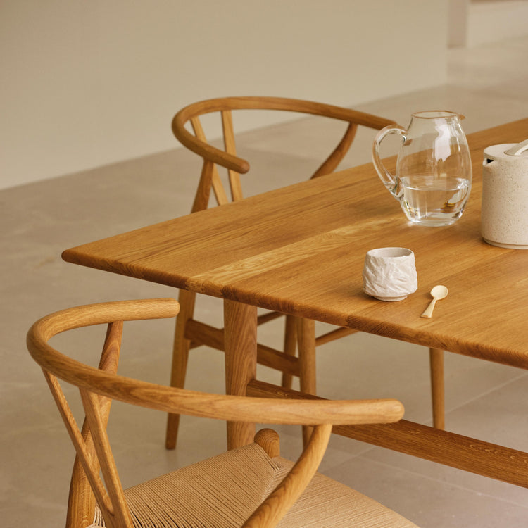 Carl Hansen & Søn – CH24 Wishbone Chair og CH327 spisebord i eik