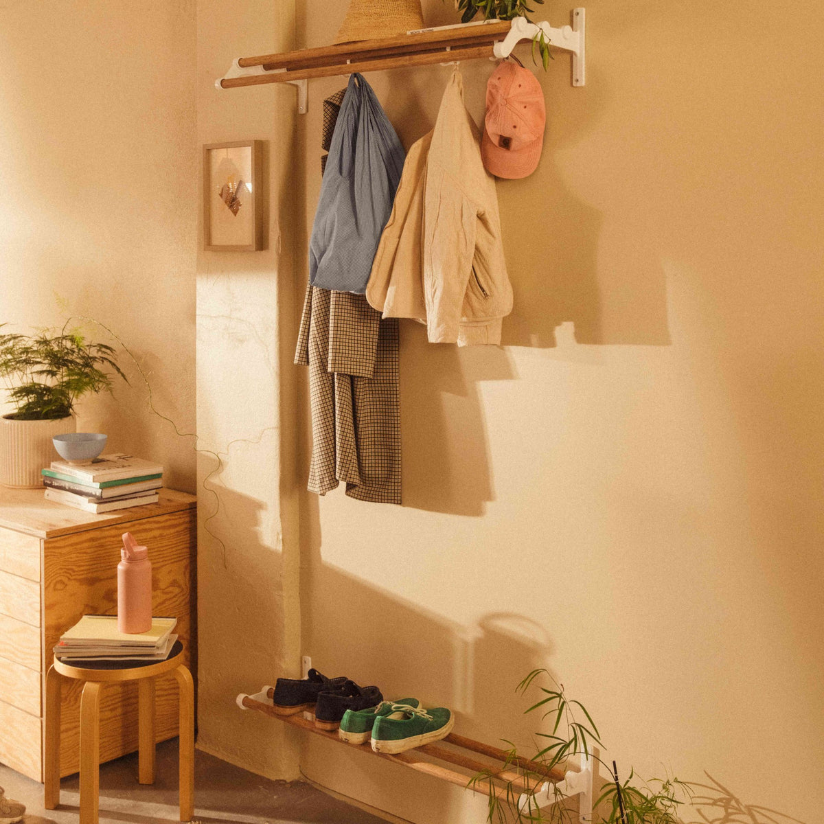 Gang – Essem Design knagger, hattehylle og skohylle