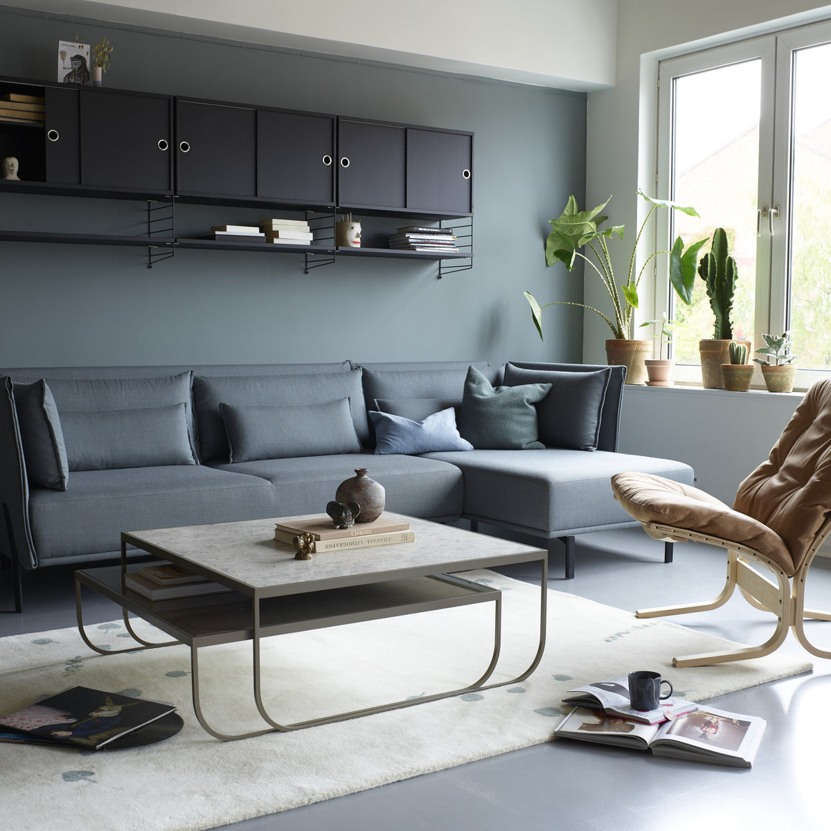 Stue – String hyller, sofa og Siesta-stol fra LK Hjelle