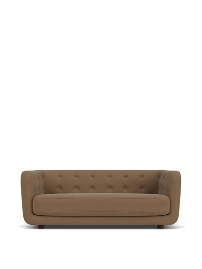 Audo Copenhagen Vilhelm Sofa sofa. Velg tekstil, treverk og knapper