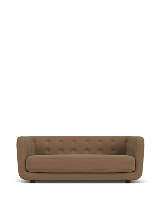 Audo Copenhagen Vilhelm Sofa sofa. Velg tekstil, treverk og knapper