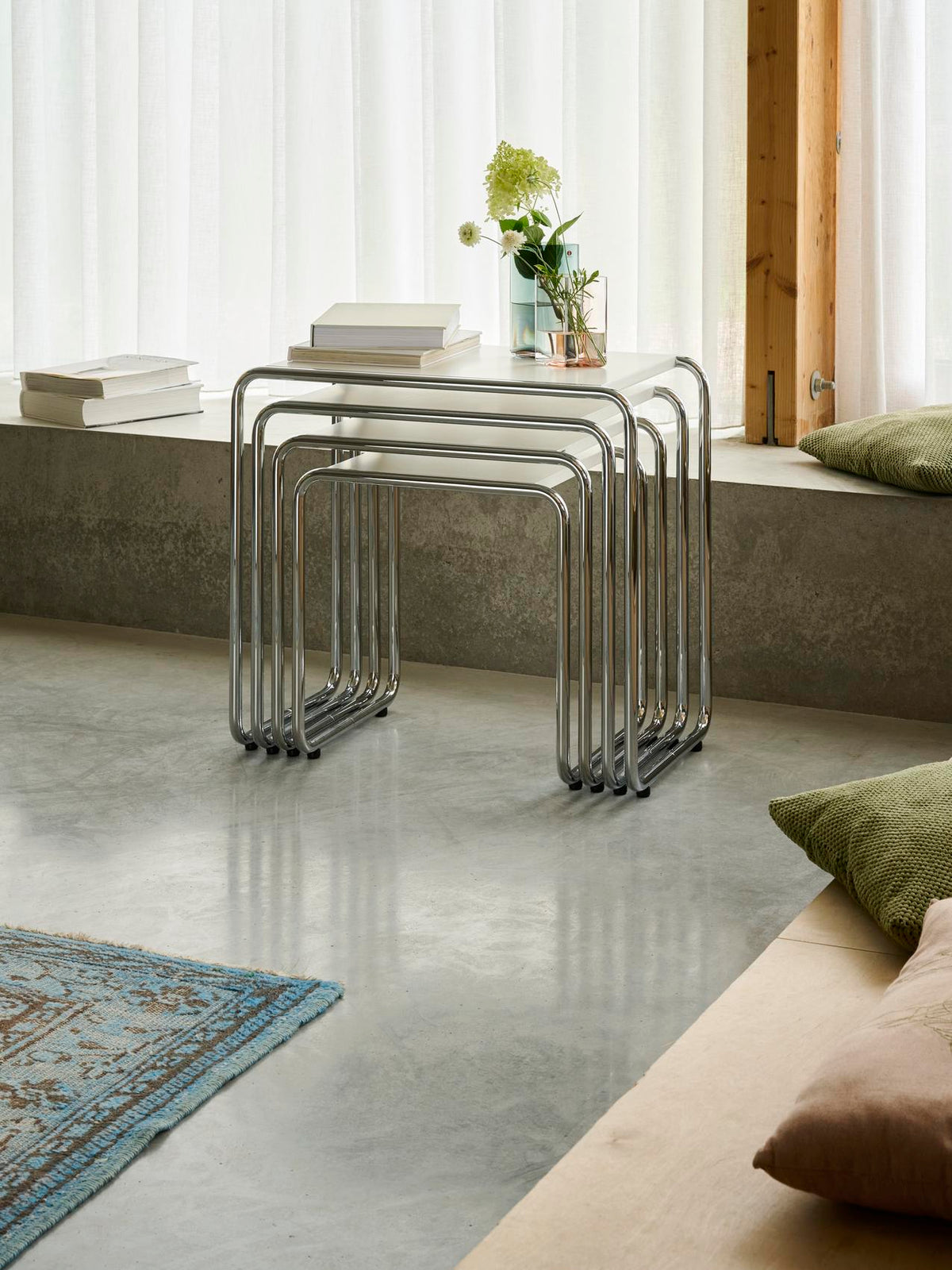 Thonet B 9 sett i lys stue
