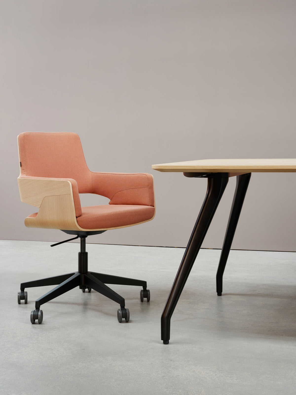 Thonet S 845 ved bord