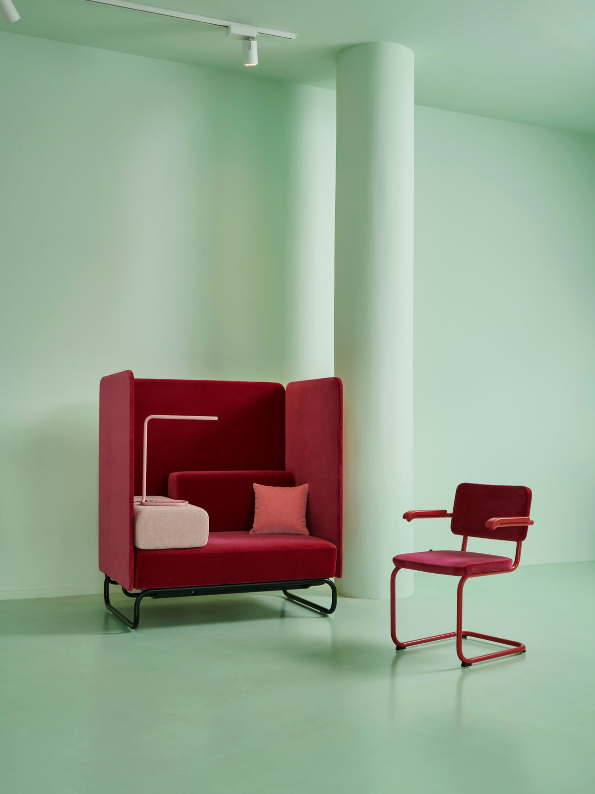 Thonet S 5001 med skrivebrett i interiør
