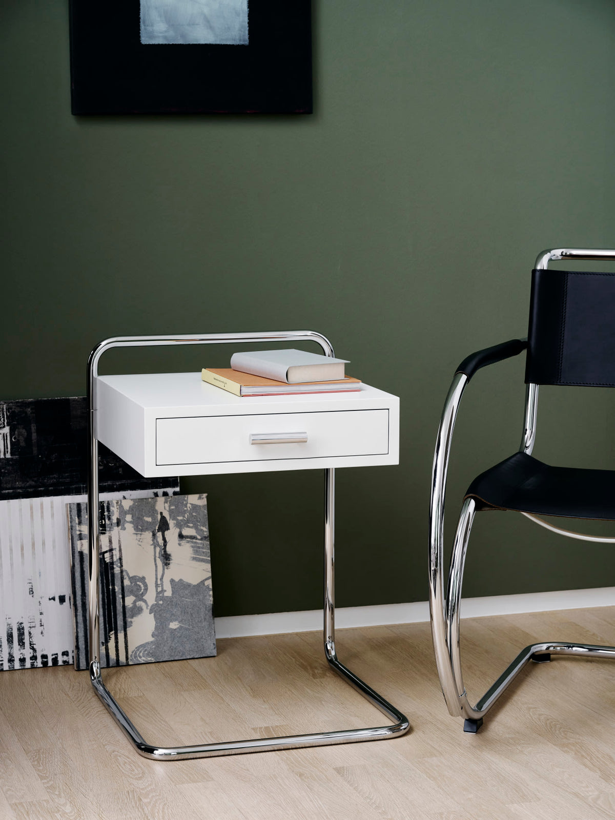 Thonet B 117 ved stol