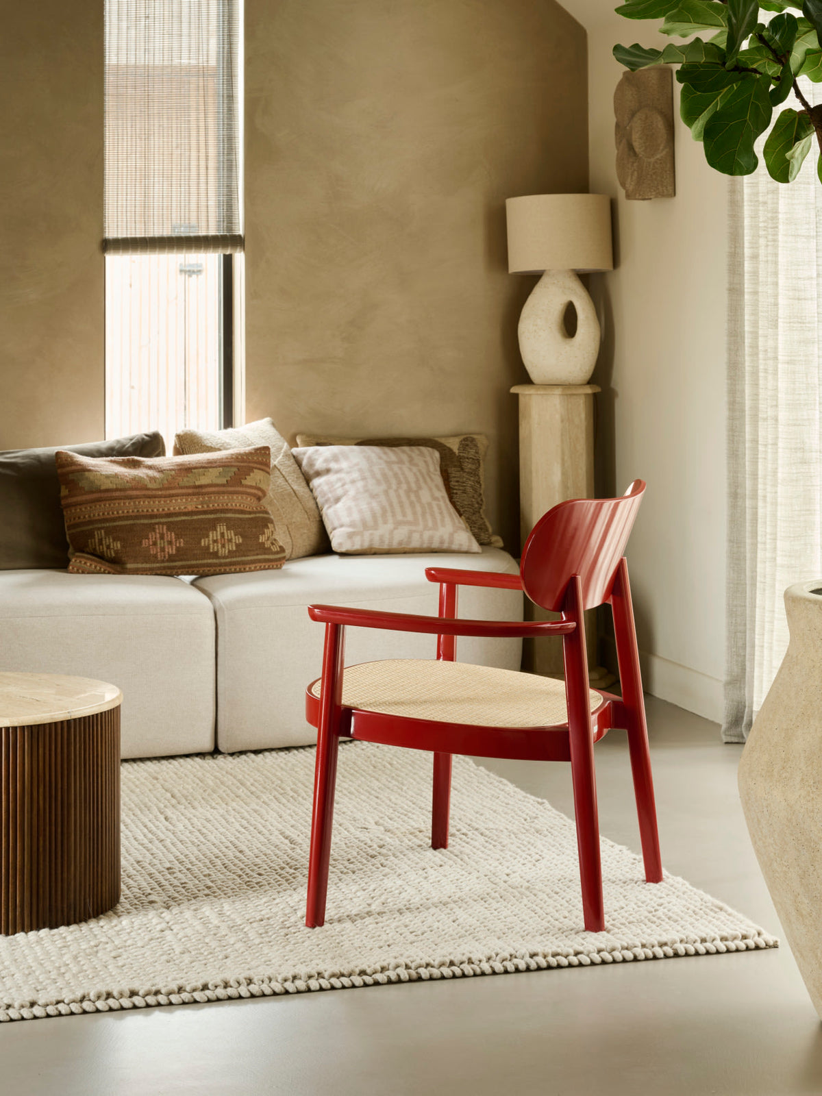 Thonet 119 F i rød høyglans i stue