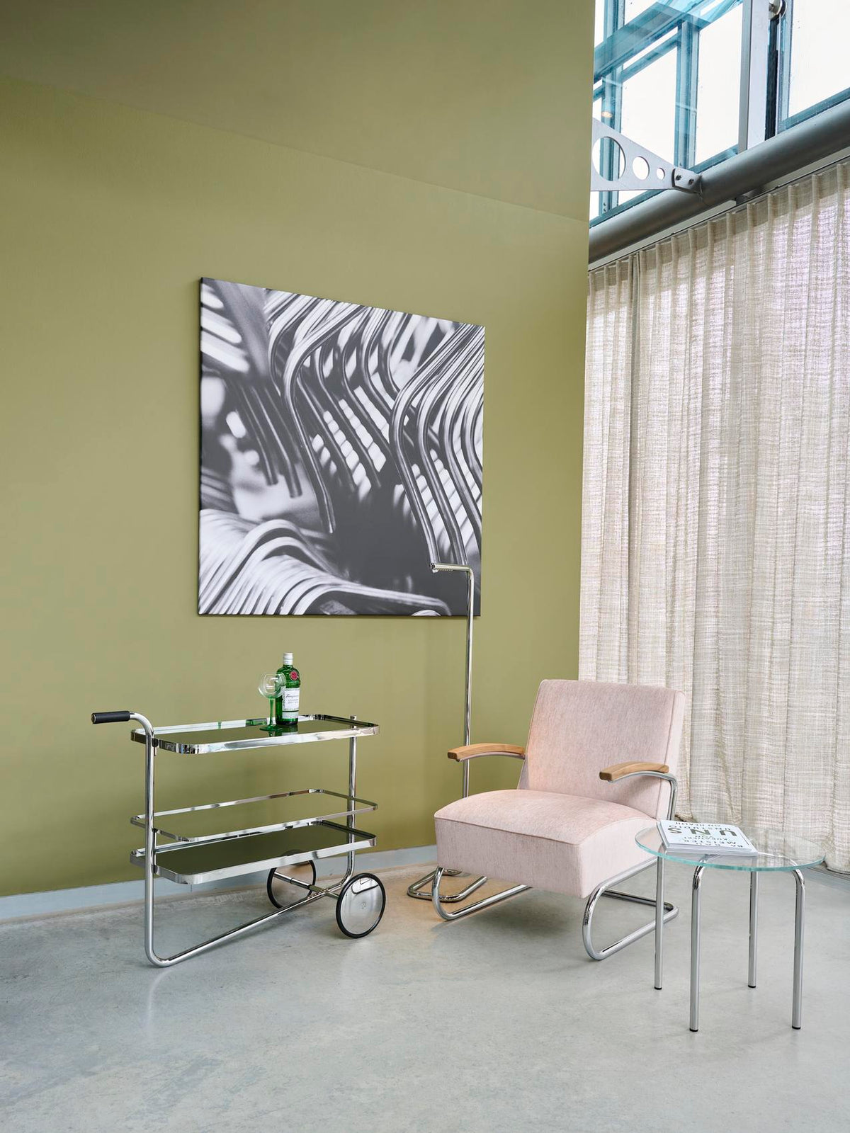 Thonet S 179 ved lenestol og sidebord