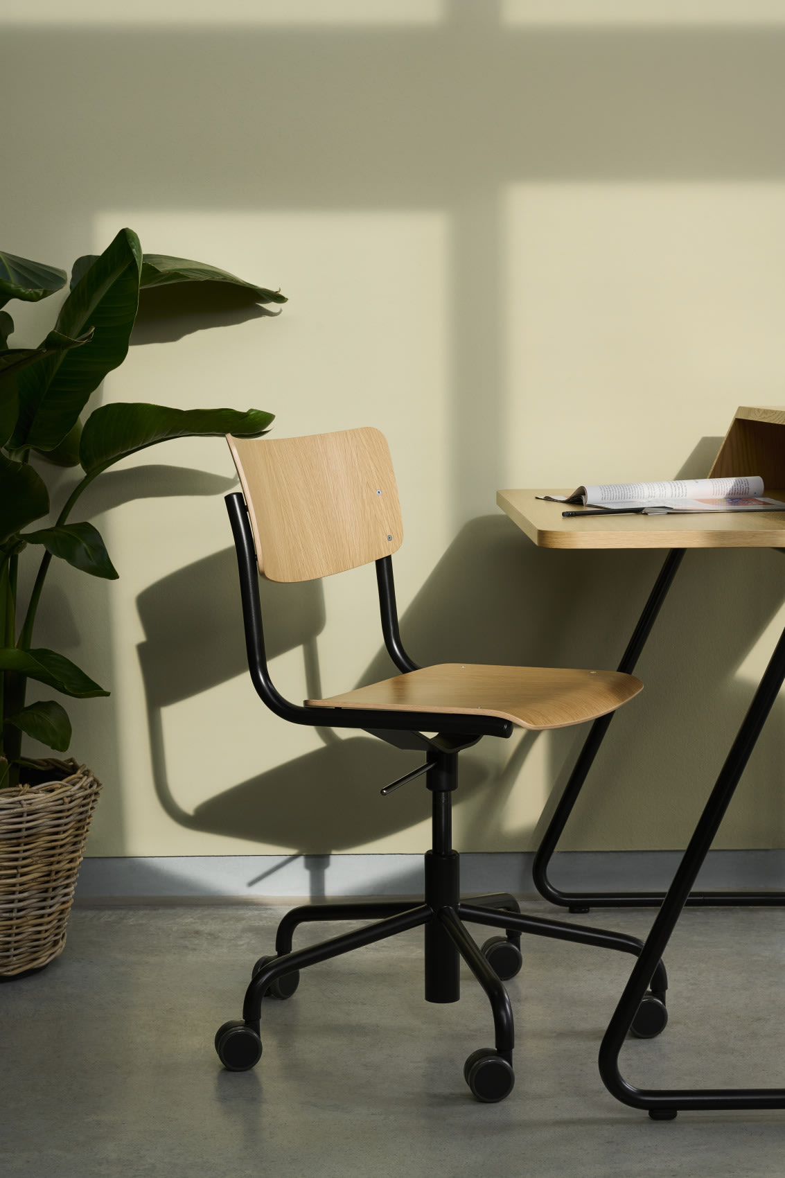 Thonet S 43 DR kontorstol i miljø