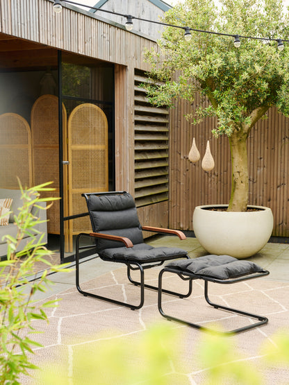 Thonet S 35 N Outdoor med fotskammel i hagen