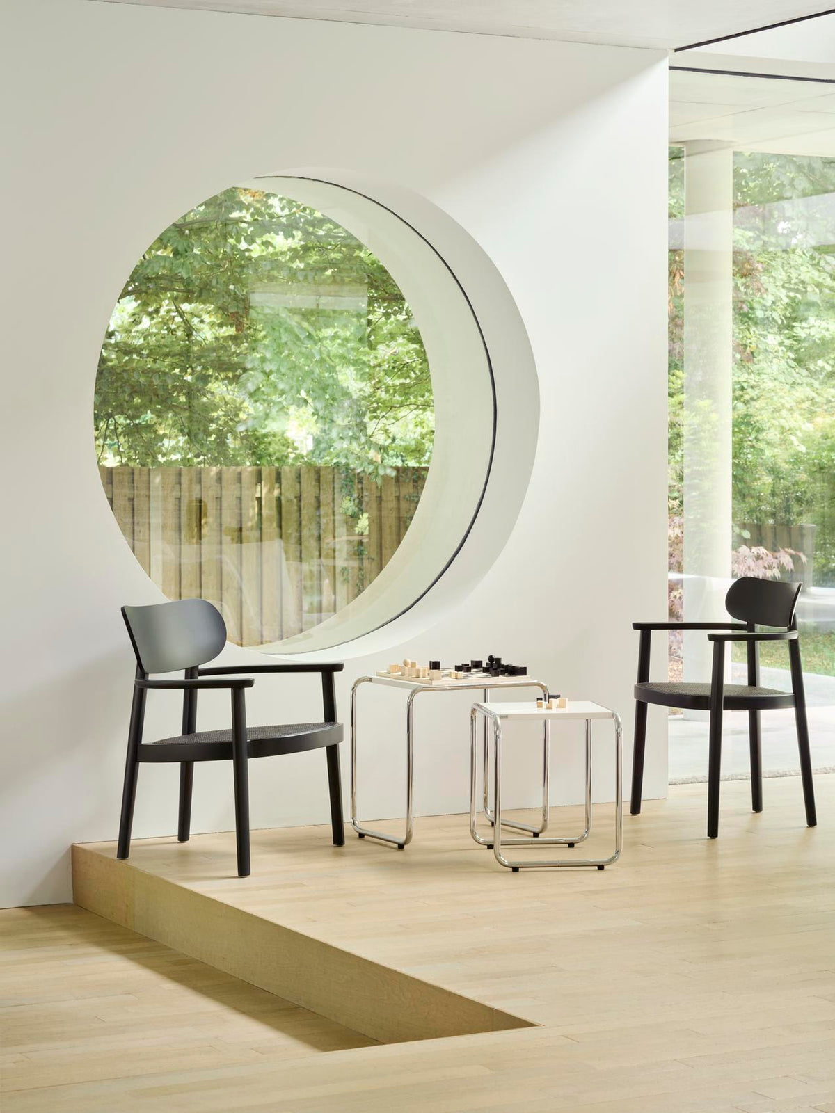 Thonet 119 ved rundt vindu
