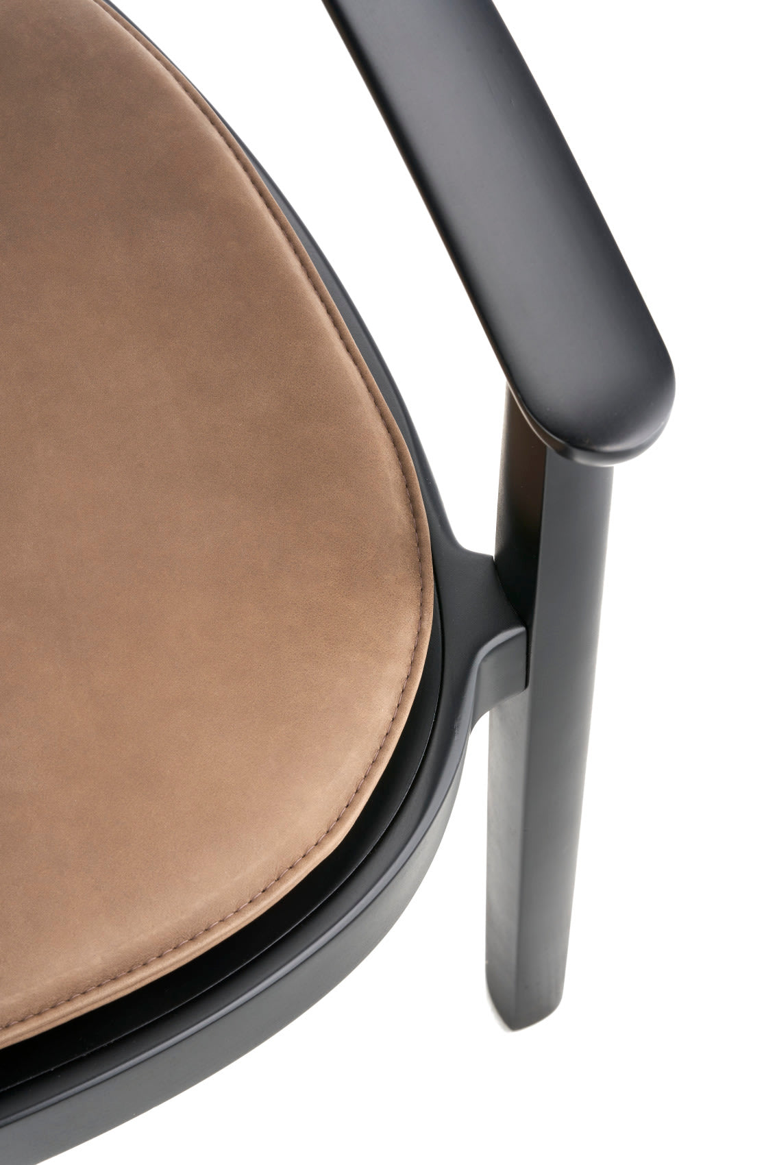 Thonet 119 sittepute i nubukklær på stol