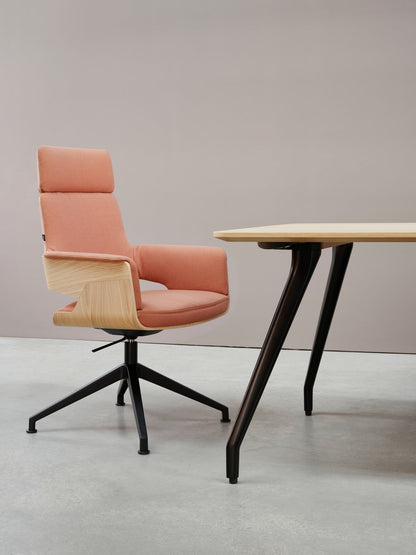 Thonet S 847 høy rygg ved bord