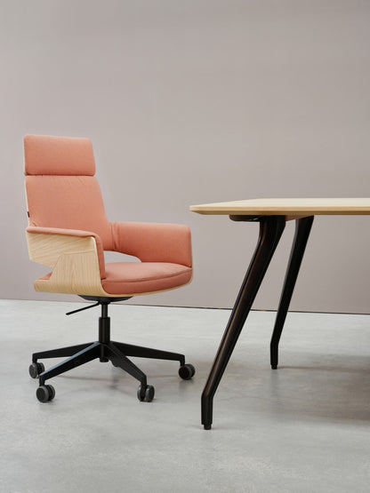 Thonet S 845 høy rygg ved bord