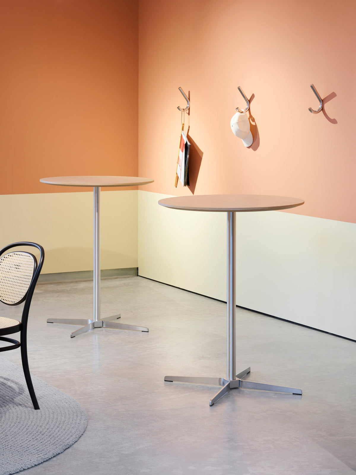 Thonet 1828 høyt bistrobord