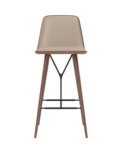 Fredericia Spine Wood Barstool forsidepolstret. Velg tekstil og treverk.