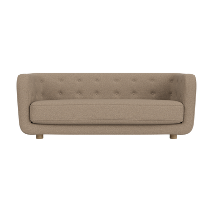 Audo Copenhagen Vilhelm Sofa sofa. Velg tekstil, treverk og knapper