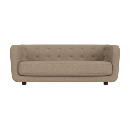 Audo Copenhagen Vilhelm Sofa sofa. Velg tekstil, treverk og knapper
