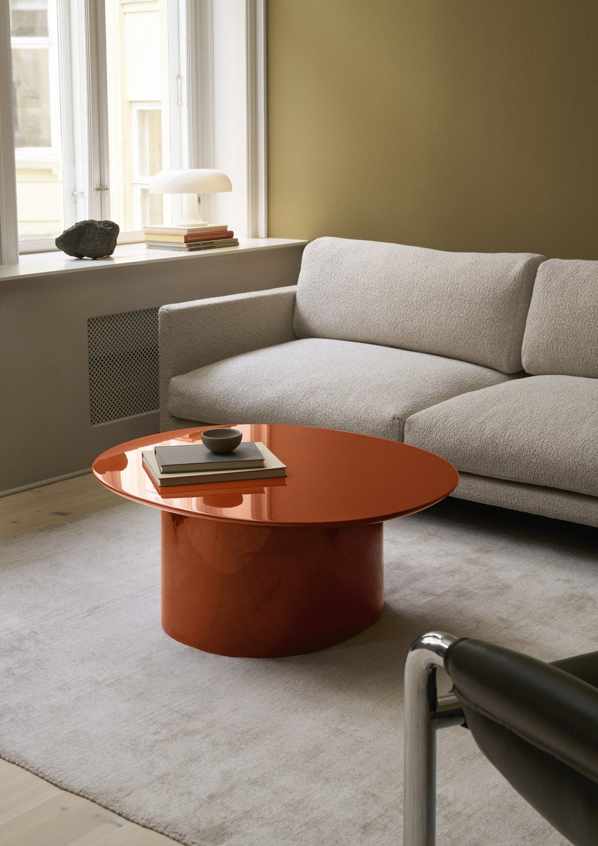 Wendelbo Kin sofabord i brent oransje med Maho sofa