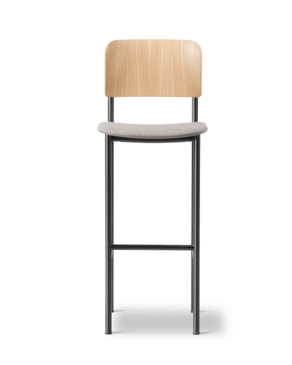 Fredericia Plan Barstool setepolstret. Velg tekstil og treverk