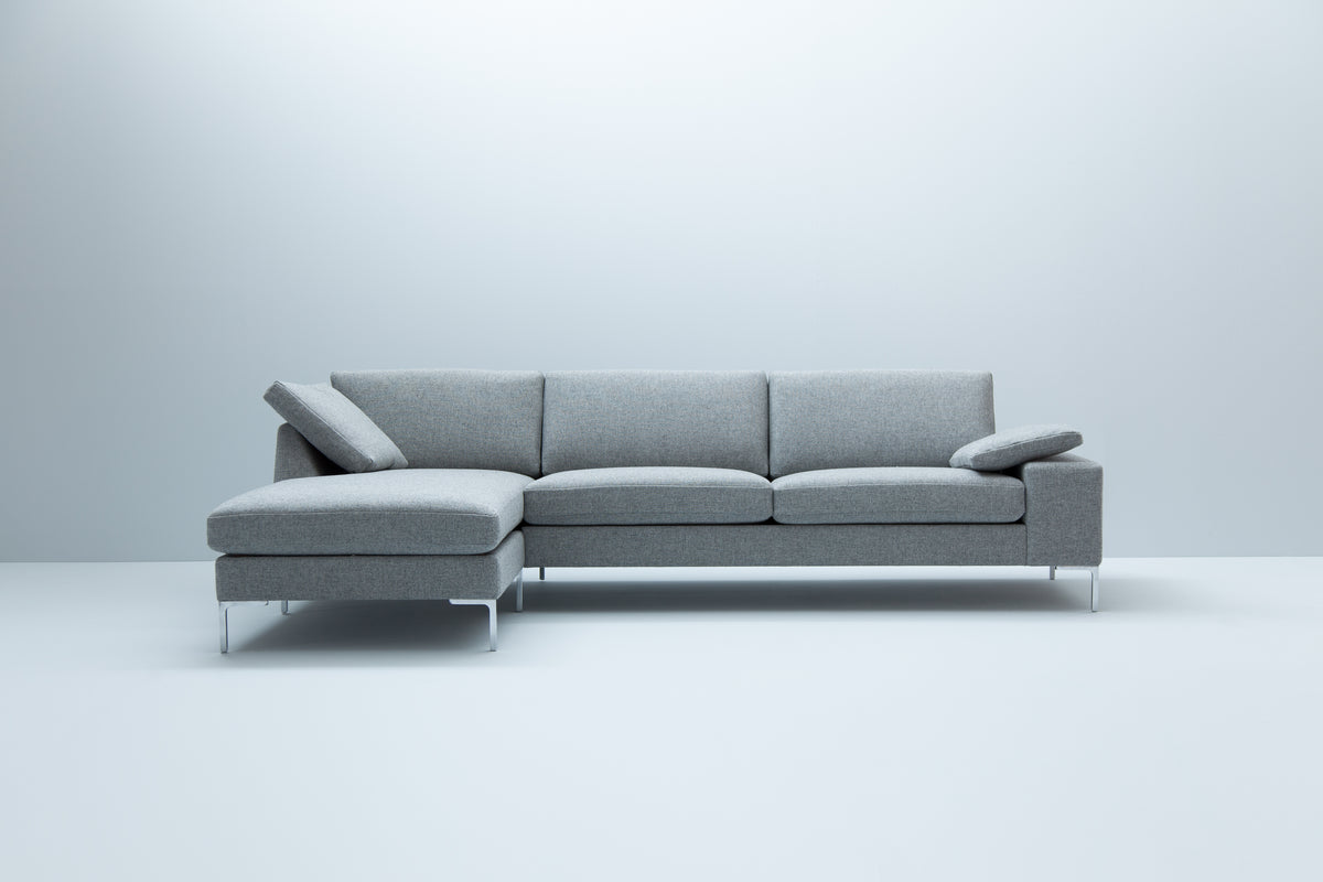 LK Hjelle Arena sofa med stor chaiselounge (L 287 x D 222 cm). Velg tekstil og armbredde