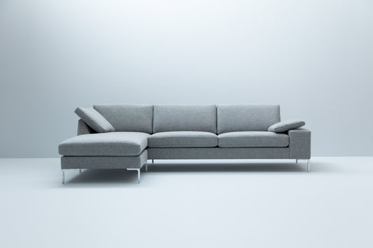 LK Hjelle Arena sofa med stor chaiselounge (L 232 x D 222 cm). Velg tekstil og armbredde