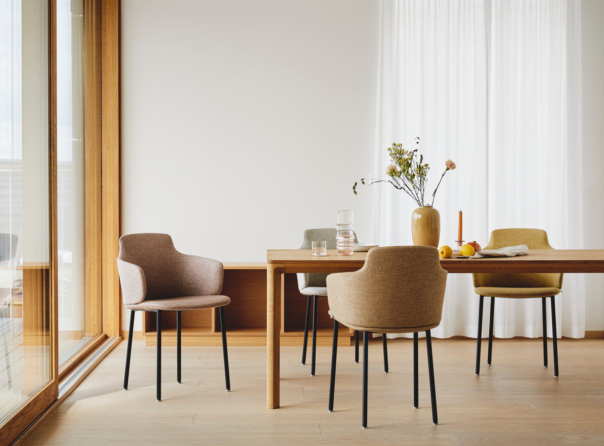LK Hjelle Ada stol, Wide (sete 53 cm), høy rygg, polstret arm – office-understell med hjul. Velg tekstil og understell