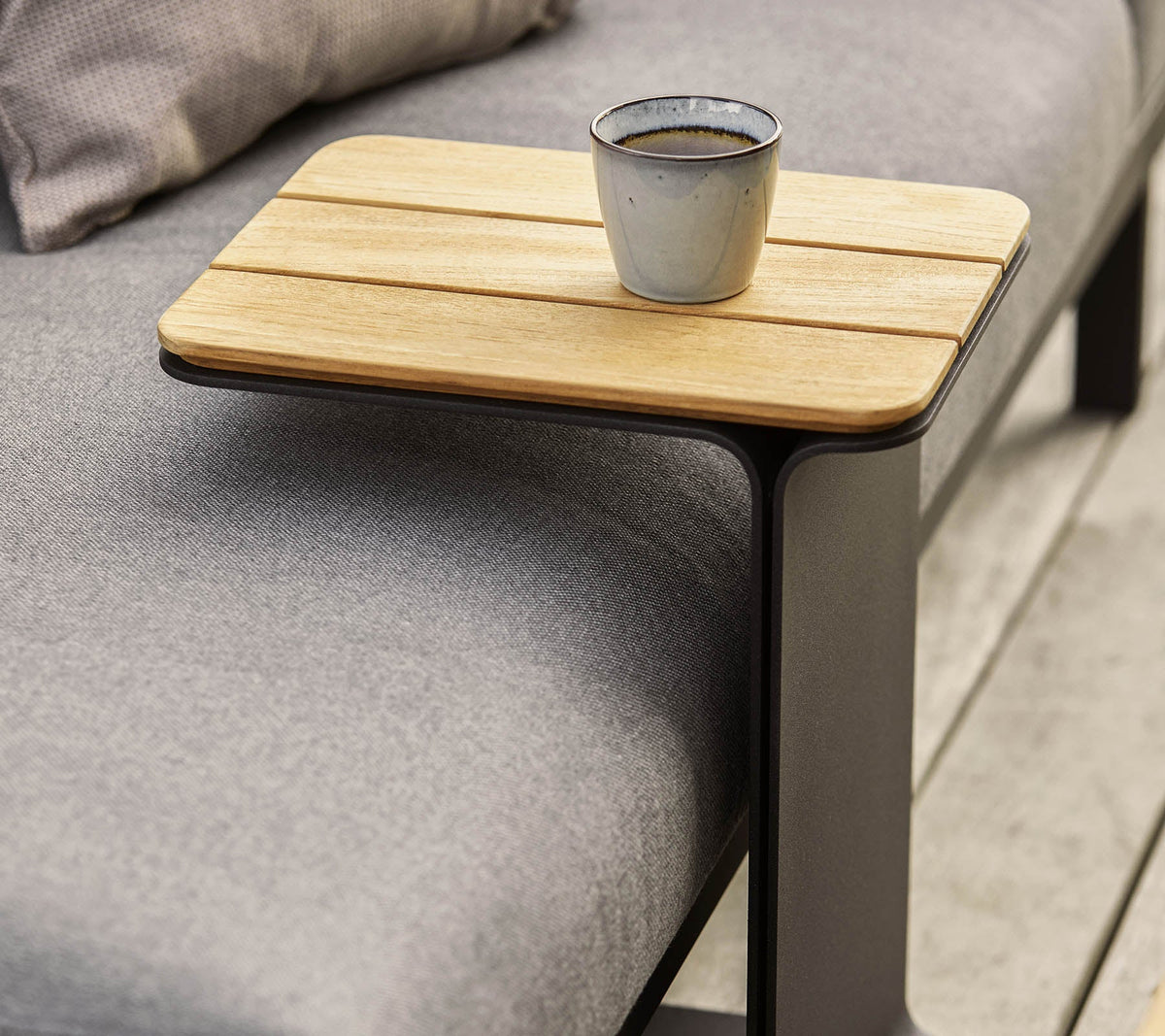 Cane-line Mega sidebord, teak og lava grey aluminium – miljøbilde 1