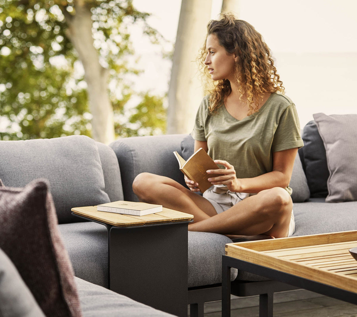 Cane-line Mega sidebord, teak og lava grey aluminium – miljøbilde 2