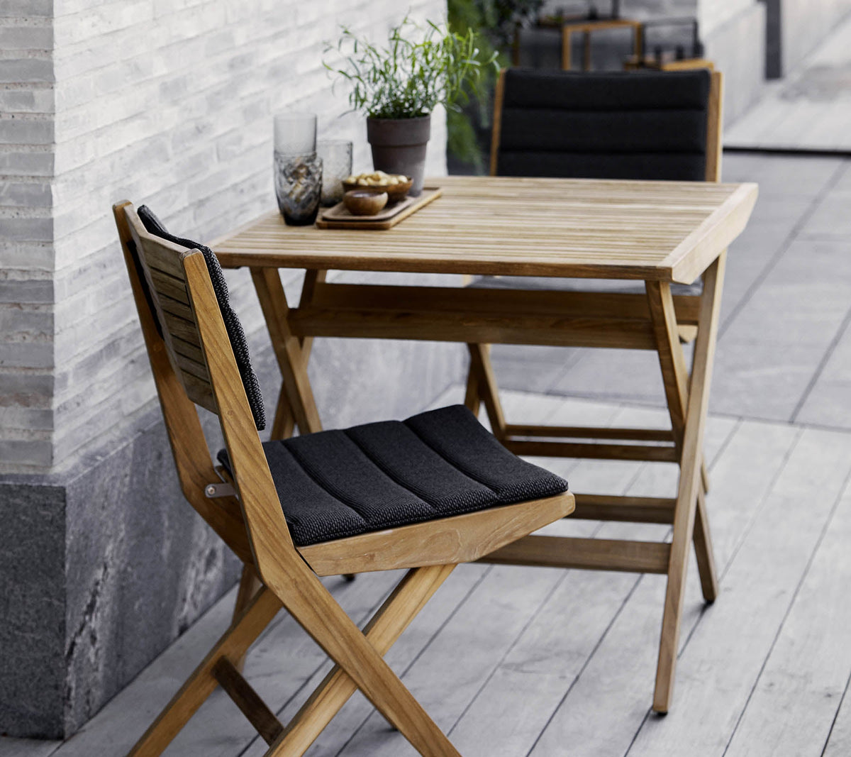 Cane-line Flip klappbord liten 80×80 cm – miljøbilde