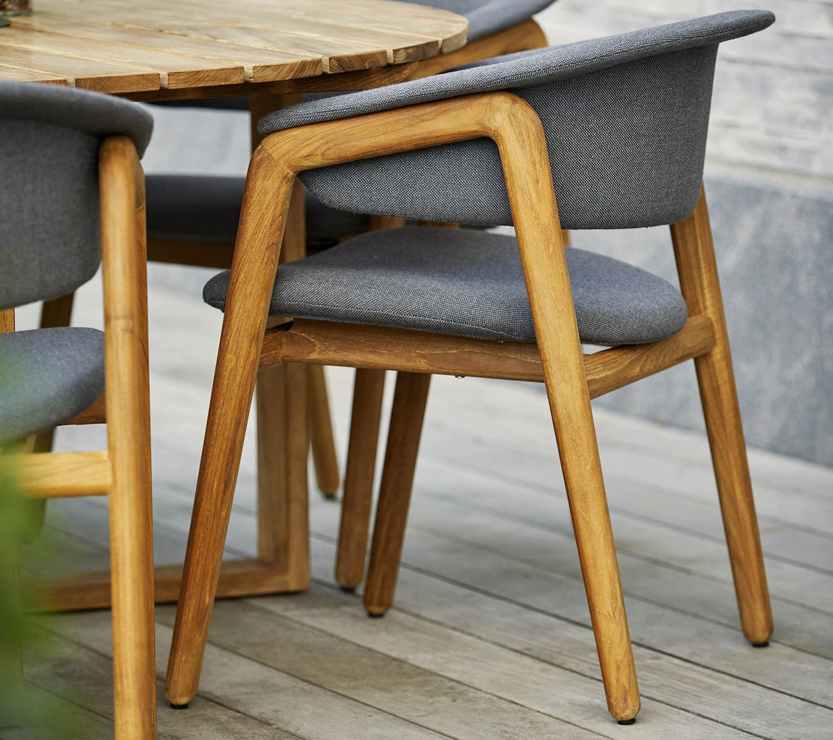 Cane-line Luna stol m/armlener, teak og grey AirTouch – miljøbilde 2