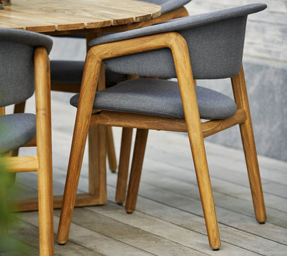 Cane-line Luna stol m/armlener, teak og grey AirTouch – miljøbilde 2