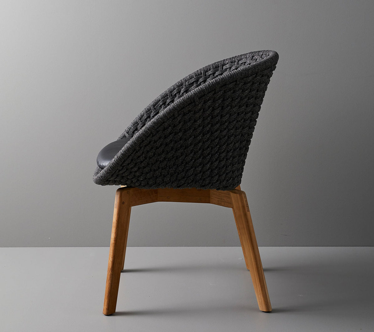 Cane-line Peacock stol med svarte teakbein, indoor