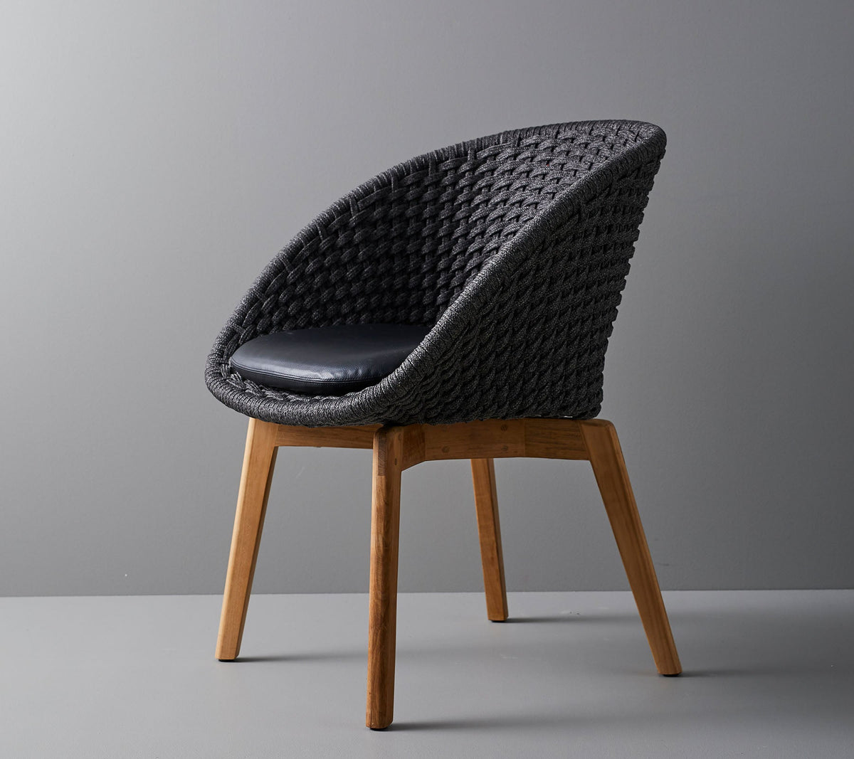Cane-line Peacock stol med svarte teakbein, indoor