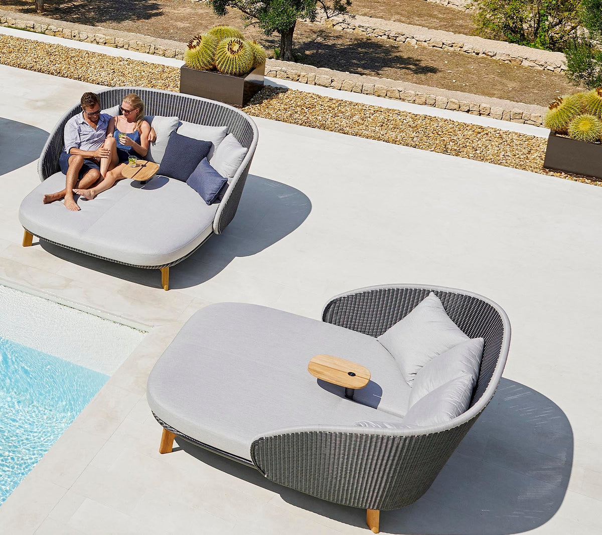 Cane-line Peacock daybed med teakbord, inkl. puter