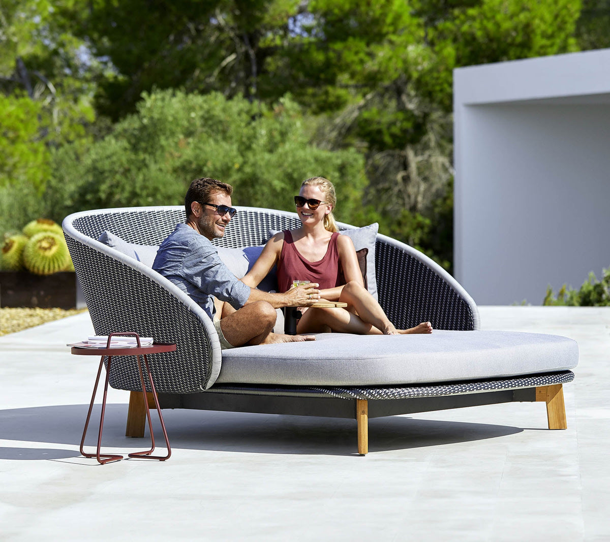Cane-line Peacock daybed med teakbord, inkl. puter