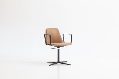 LK Hjelle Ada stol, lav rygg, loop-armlen – office-understell med hjul. Velg tekstil og understell