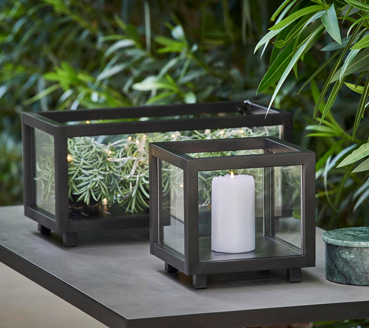 Cane-line Lightbox lanterne liten, lava grey aluminium – miljøbilde 1