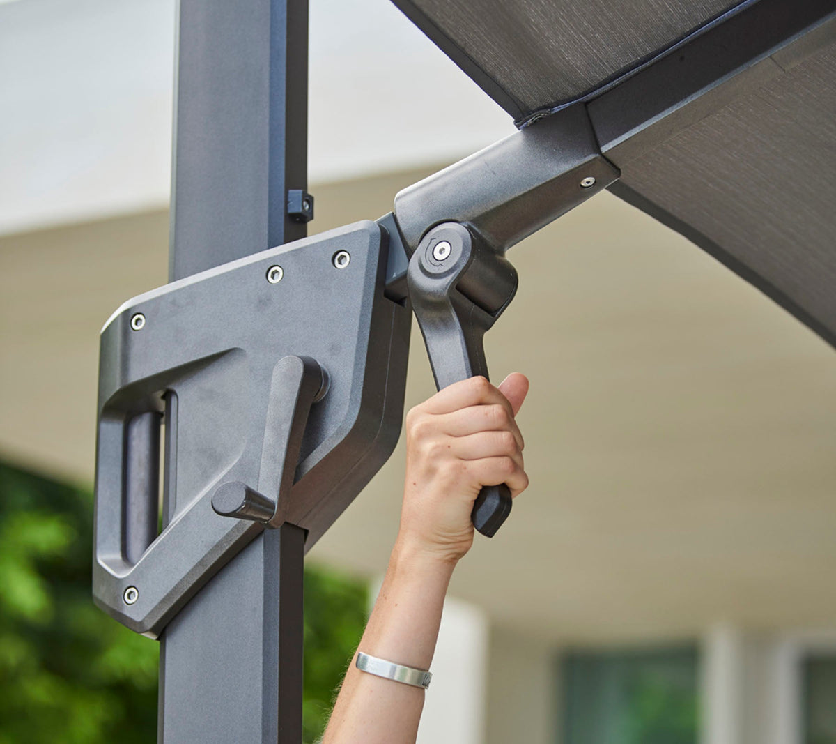 Cane-line Hyde Luxe parasoll 3×3 m m/tilt – miljøbilde 3