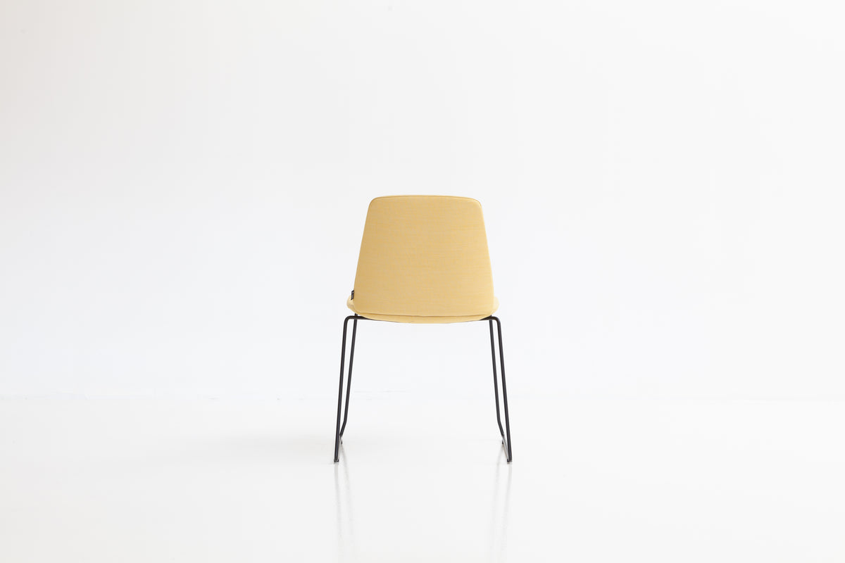 LK Hjelle Ada stol, lav rygg, uten arm – 4 bein eller meie. Velg tekstil og understell