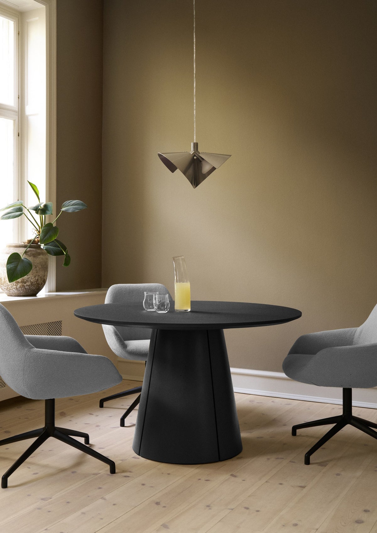 Wendelbo Trim bord i svart laminat med Sinum stoler