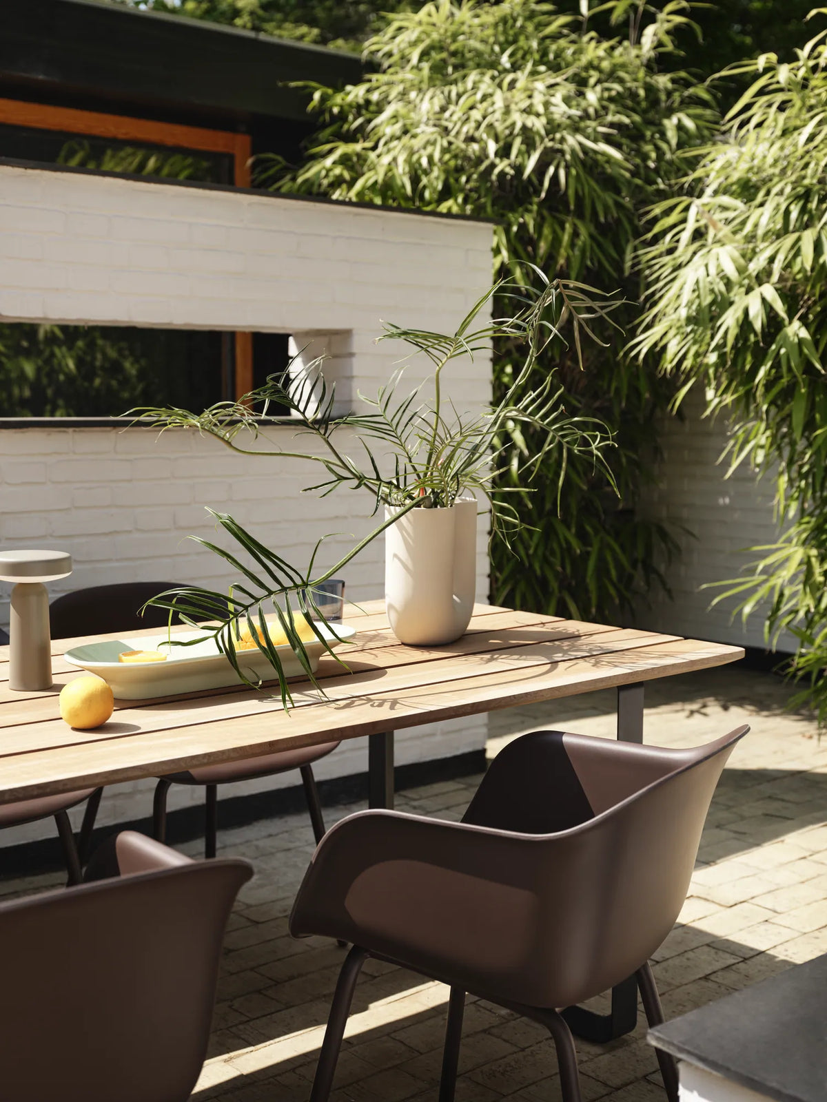 Muuto Fiber Outdoor utestol med armlener. Velg farge