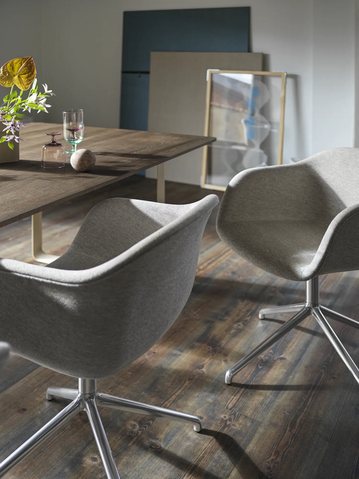 Muuto Fiber Armchair stol med armlener og svingbart understell, frontpolstret. Velg tekstil