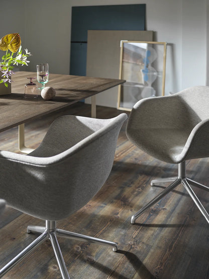 Muuto Fiber Armchair stol med armlener og svingbart understell, frontpolstret. Velg tekstil