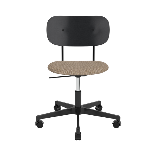 Audo Copenhagen Co Task Chair kontorstol, polstret sete, uten armlener, sort aluminium. Velg tekstil og rygg